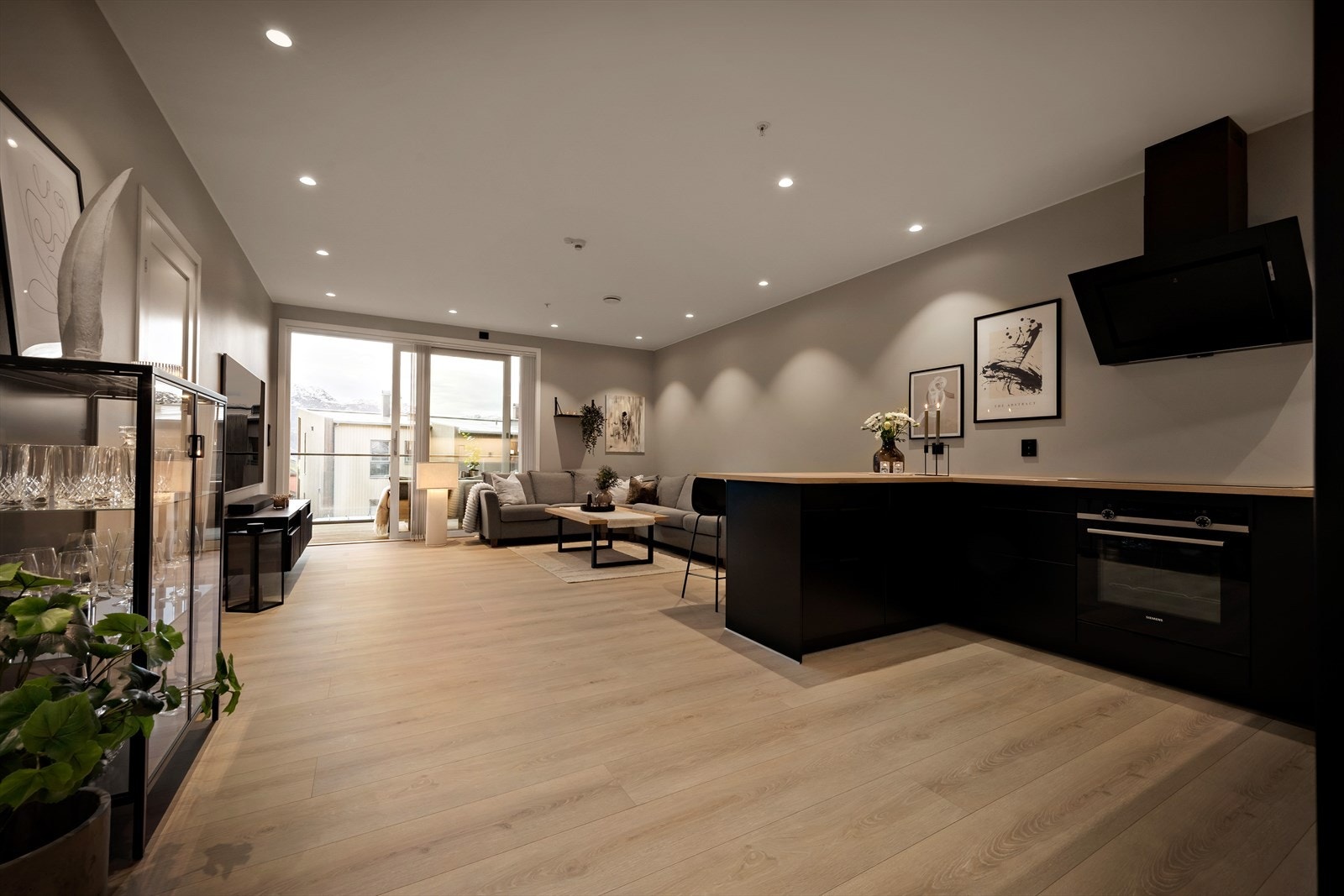 Stove/kjøkken i opa løysing er godt opplyst med sonestyrte LED-spottar. Legg merke til listefri overgang til himling Galleribilde