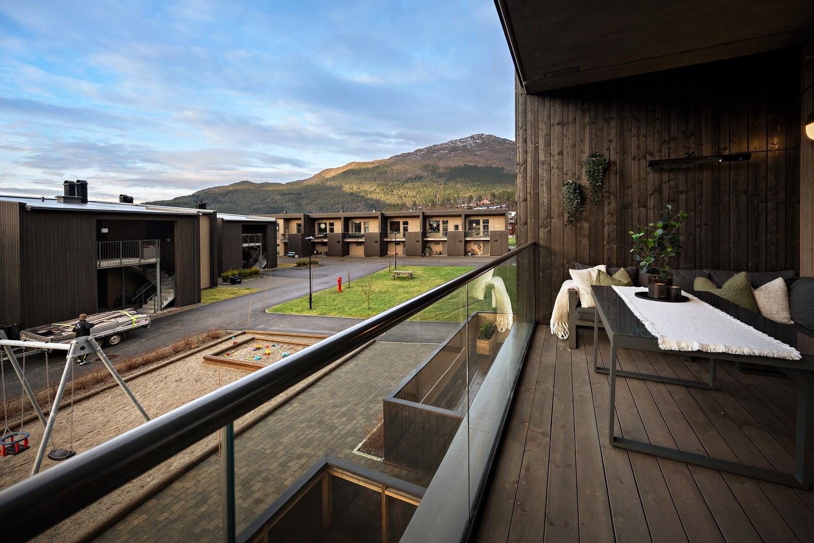 Flott utsikt mot nærmiljøet og fjella i kring, samt vestvendt vending med gode soltilhøve Galleribilde