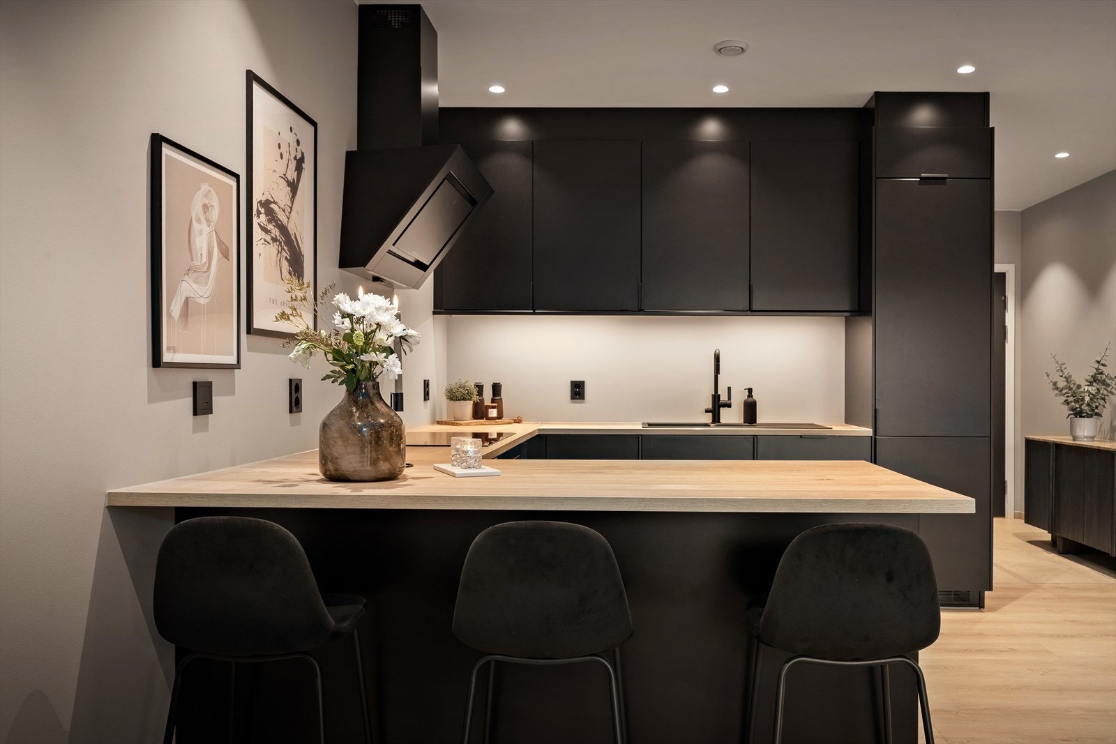 Praktisk kjøkkenøy tilrettelagt med barløysing og rikeleg med stikkontaktar på vegg Galleribilde