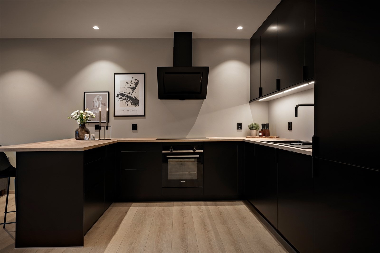 Lekkert og oppgradert Drømmekjøkken med slette frontar og laminert benk Galleribilde