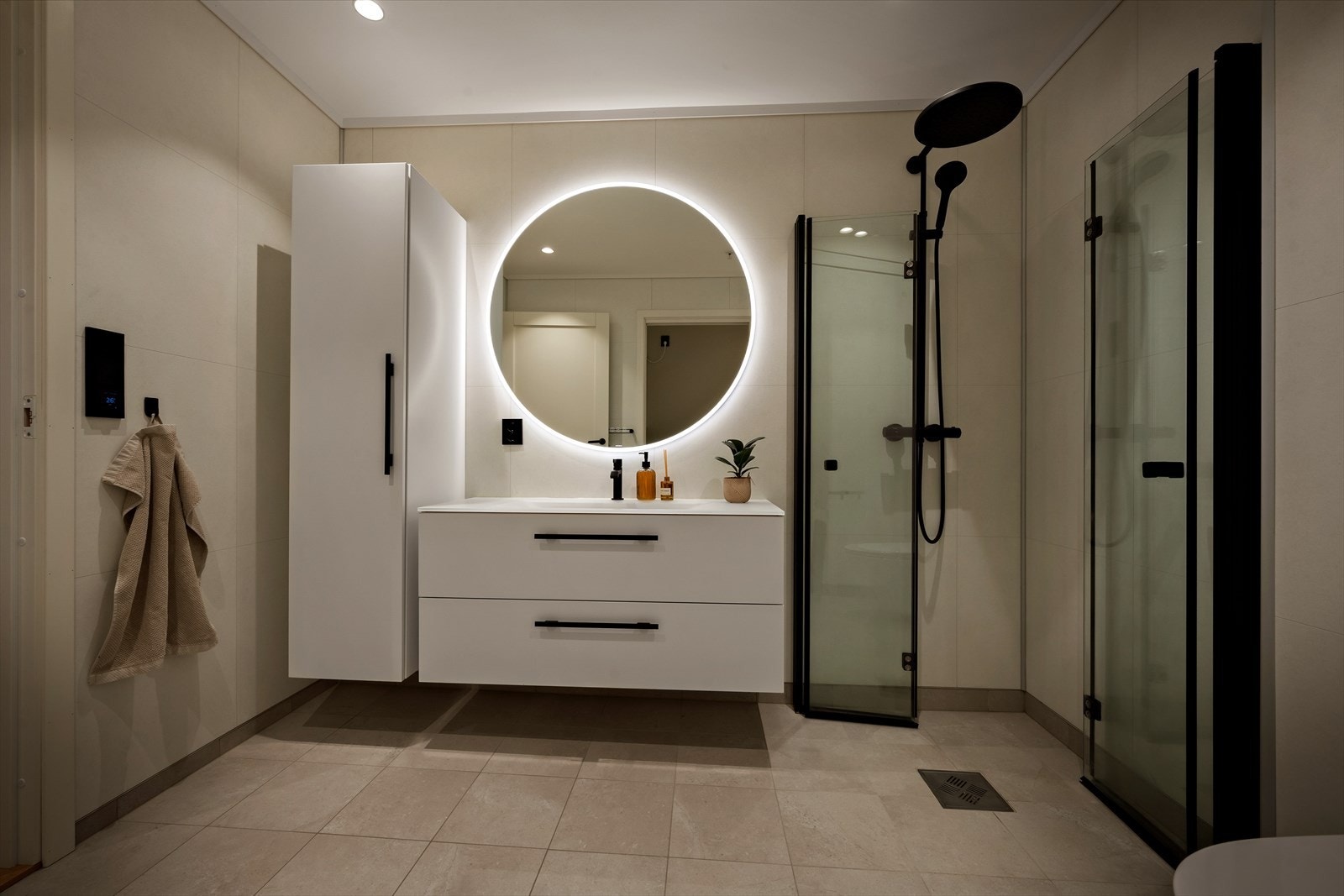 Lekkert bad er innreiia med 120 cm Lindbad servant med skuffer og sideskåp, samt Vikingbad spegel med integrert LED-lys Galleribilde