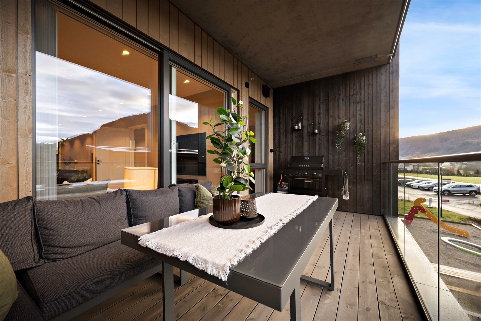 Balkongen rommar 11 kvm. Det er tilrettelagt med kursar for eventuell varmelampe og solskjerming eller varmepumpe Galleribilde