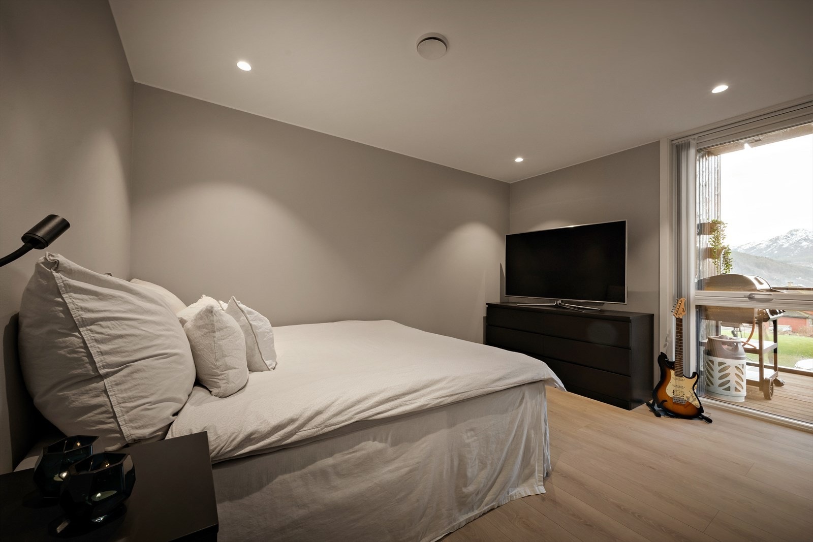 Soveromet er av god storleik med god plass til dobbeltseng Galleribilde