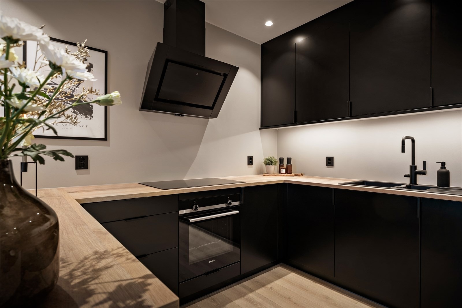 Skuffer- og skåp med demping og nefeldt kjøkkenkum i svart kompositt Galleribilde