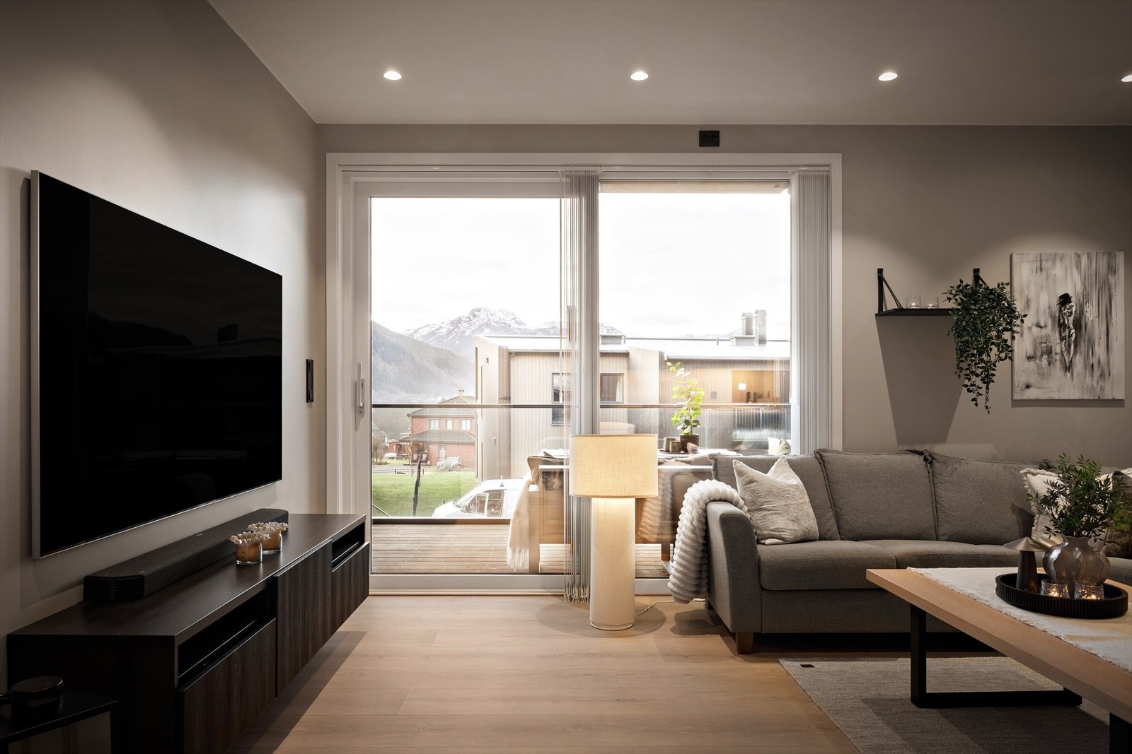 På tv-veggen er det skrufast gips, samt trekkrøyr for tv-uttak for stilrein utføring og eventuell veggoppheng av Tv Galleribilde