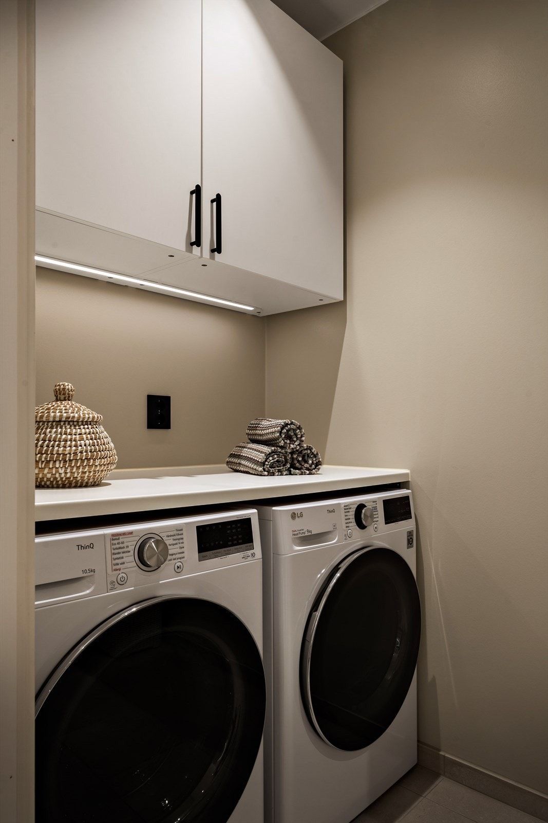 Tilrettelagt med plass for både vaskemaskin og tørketrommel Galleribilde