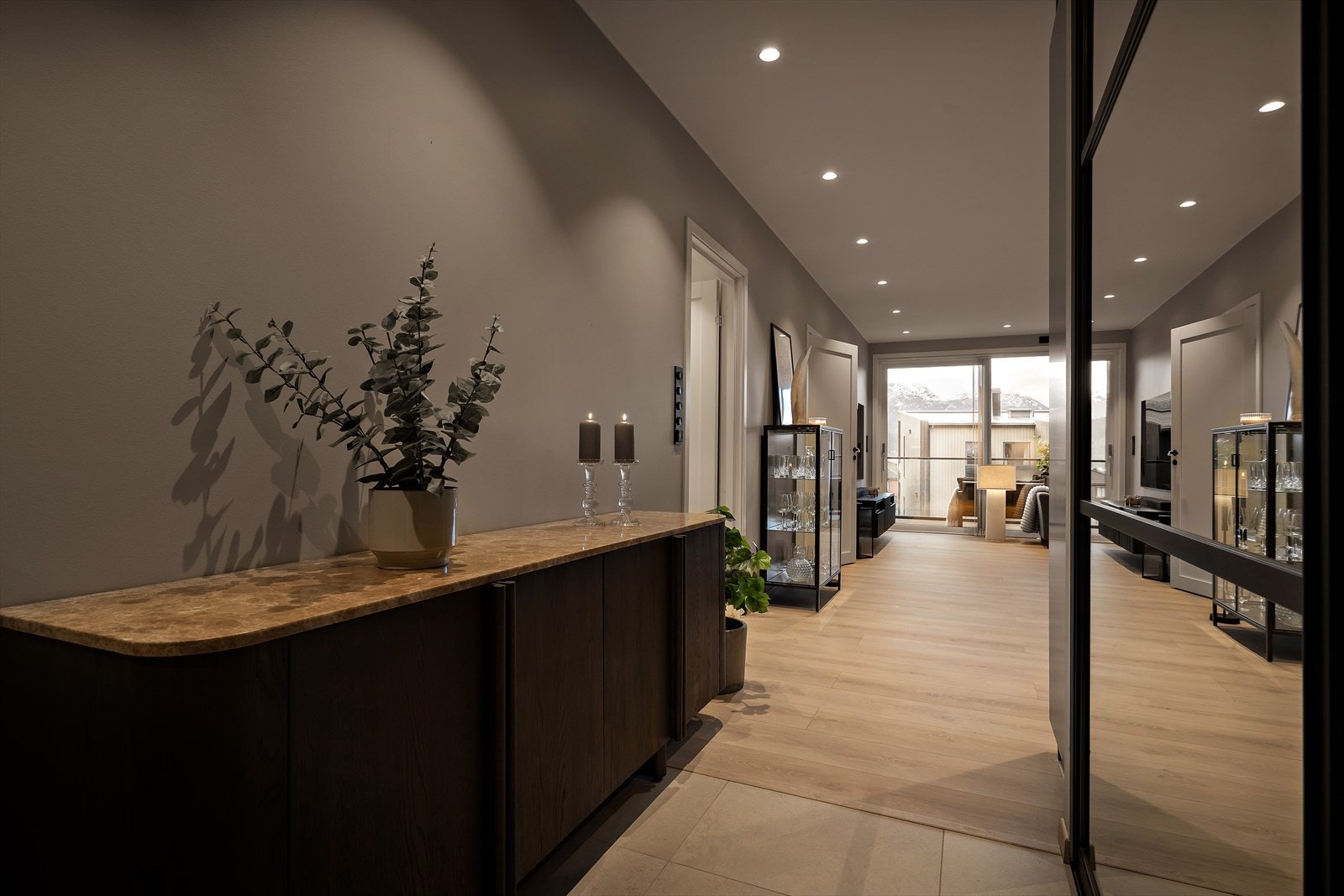 60x60 fliser på golvet og terskelfri overgang til nytt Berry Alloc golv med vassboren golvvarme Galleribilde