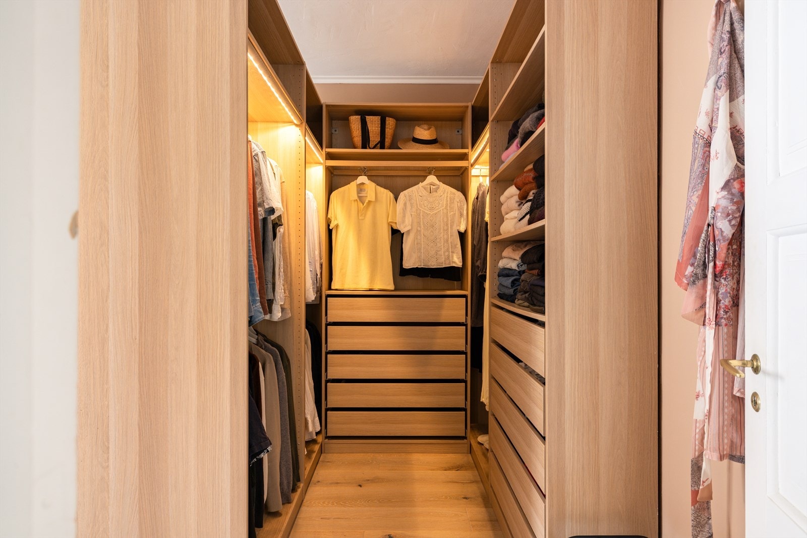 Et praktisk, koselig og funksjonelt soverom med gjennomtenkte løsninger. Galleribilde