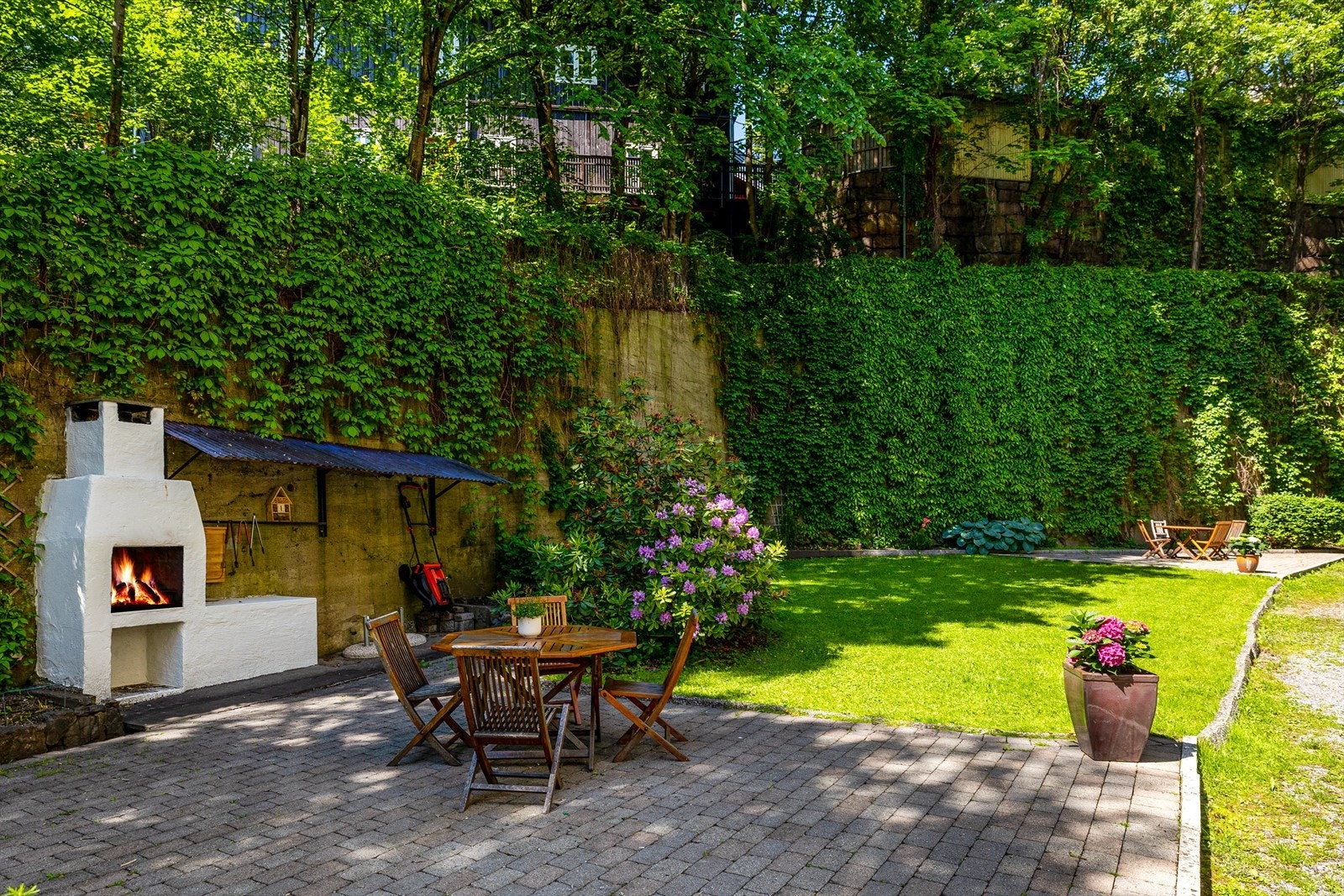 Den perfekte uteplassen for de små med både lekestue, fuglekvitter og dyreliv. Foto krediteres Marcus Andersson. Galleribilde