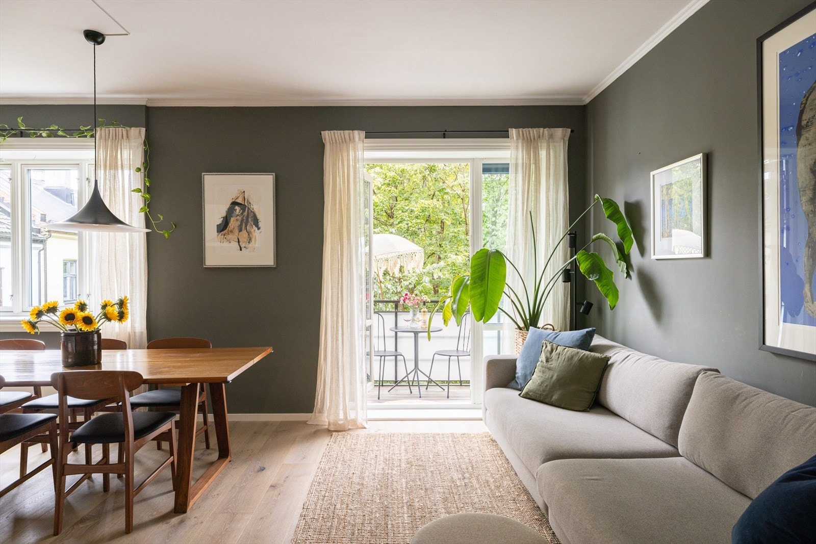 Fra kjøkkenstuen har du et fint, frodig utsyn som bidrar til en rolig og skjermet atmosfære. Galleribilde