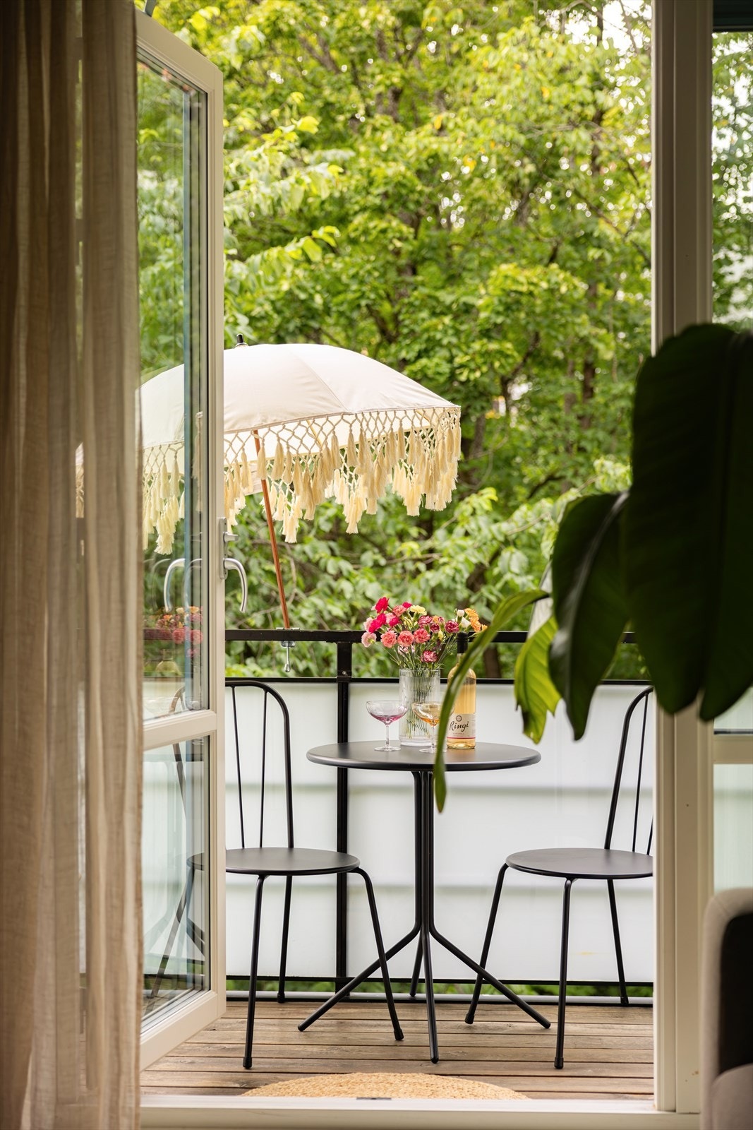 Kjøkkenstuen har direkte utgang til en flott balkong på 5 kvadratmeter med frodige omgivelser og svært gode solforhold. Galleribilde