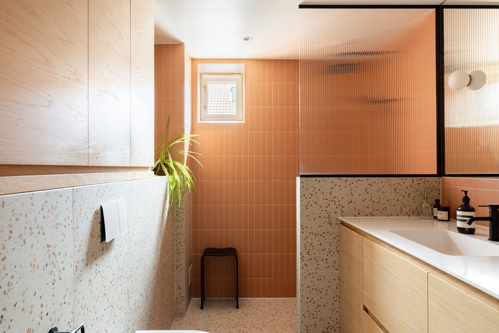 Badet er gjennomført til minste detalj med smarte og funksjonelle løsninger. Galleribilde