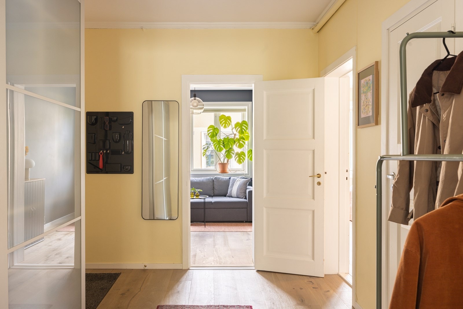 Her er det god plass til oppbevaring av yttertøy og sko, i både skyvedørsgarderobe og klesstativ. Galleribilde