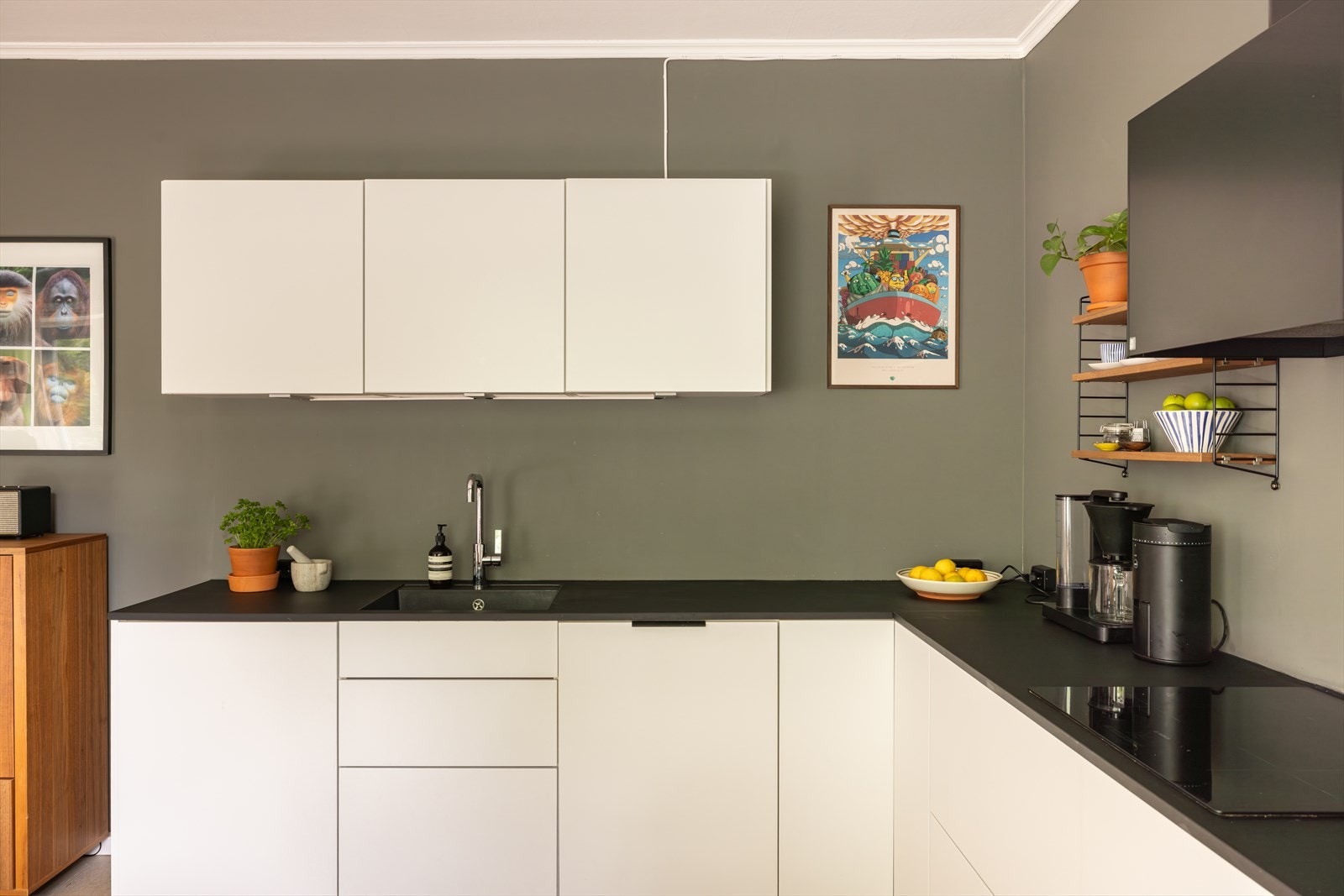 Innredningen har glatte, hvite fronter som gir et moderne og stilfullt preg. Galleribilde