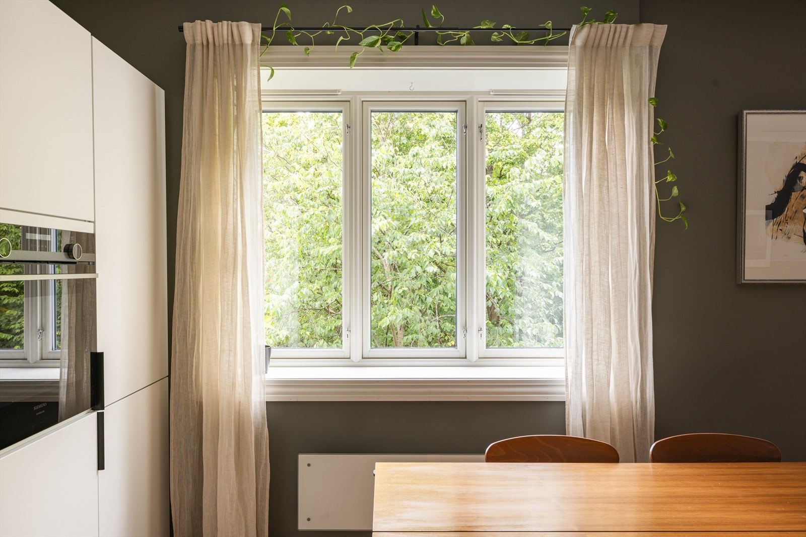 Store vindusflater sørger for rikelig med naturlig lys og skaper en lys og trivelig atmosfære. Alle vinduene samt verandadøren ble byttet ut i 2022. Galleribilde