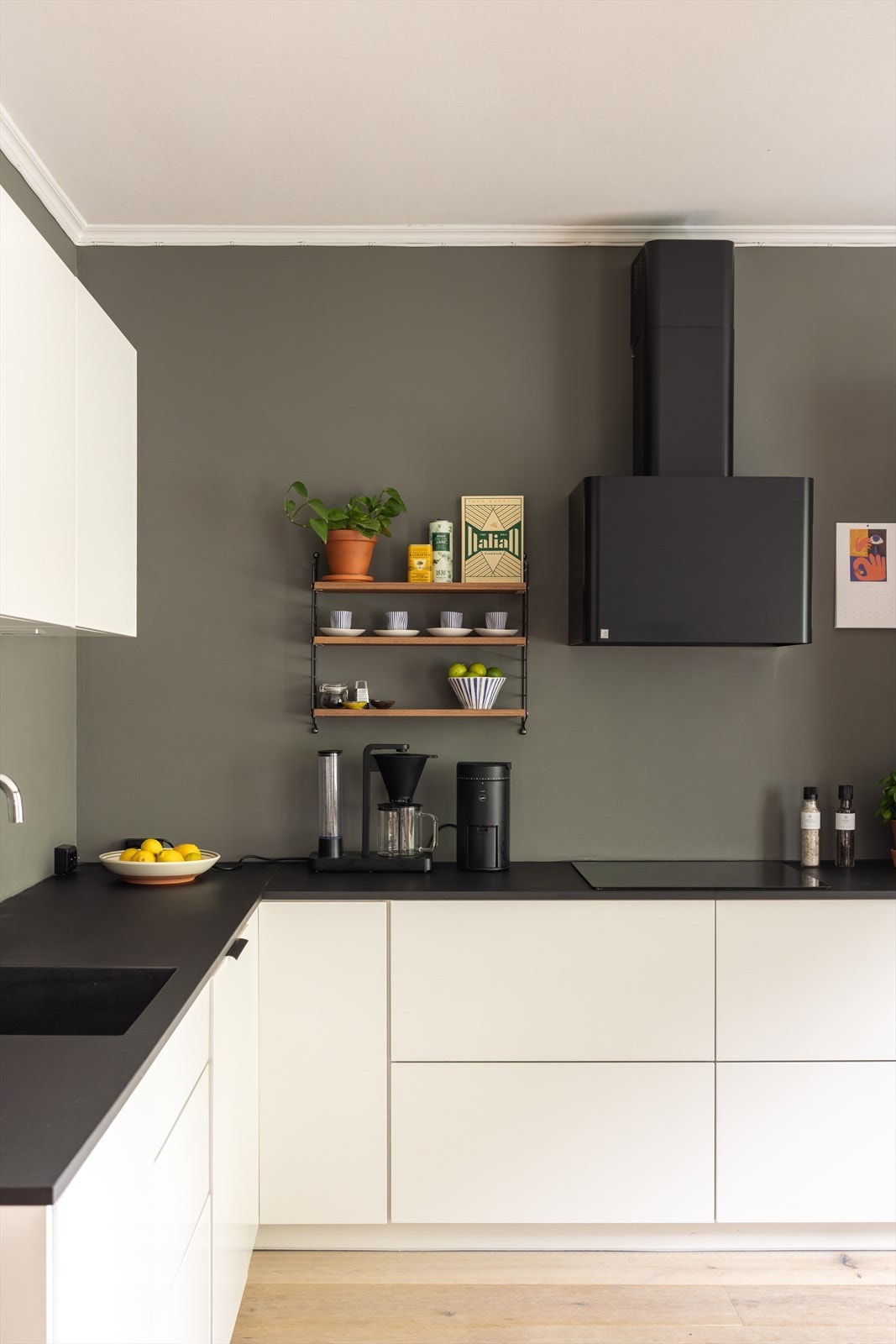 Benkeplaten i laminat har nedfelt vask, og kjøkkenet er utstyrt med integrert platetopp, stekeovn, oppvaskmaskin samt kjøl- og fryseskap. Galleribilde