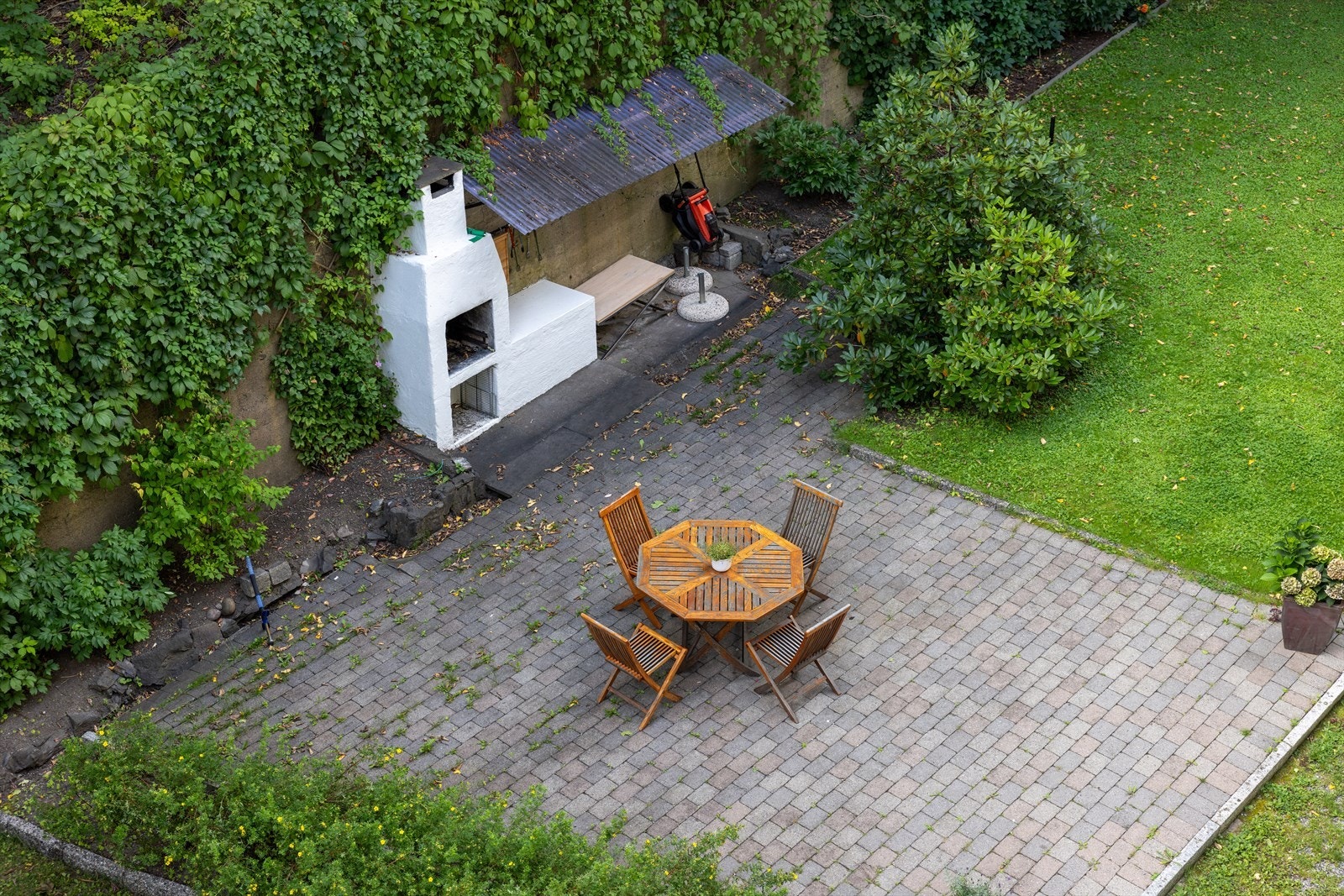 Grønn og fredelig bakgård med koselig sittegruppe og grill. Galleribilde