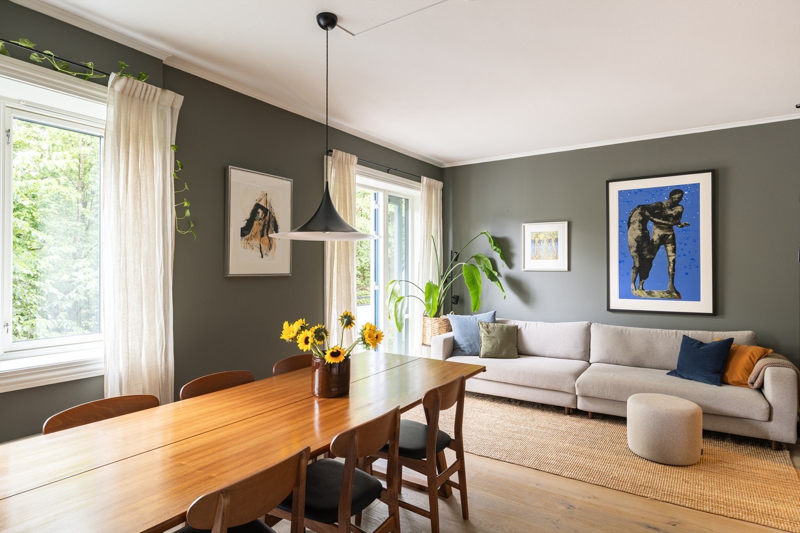 Med en takhøyde på 2,7 meter oppleves rommet som luftig og åpent. Galleribilde