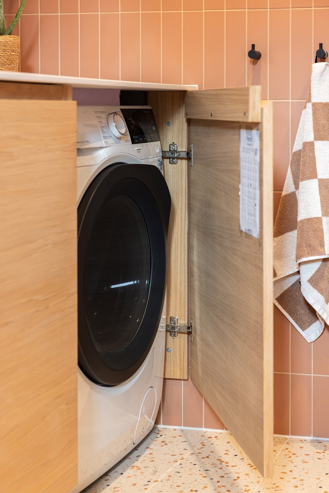 Vaskemaskinen er også skjult i baderomsinnredningen. Galleribilde