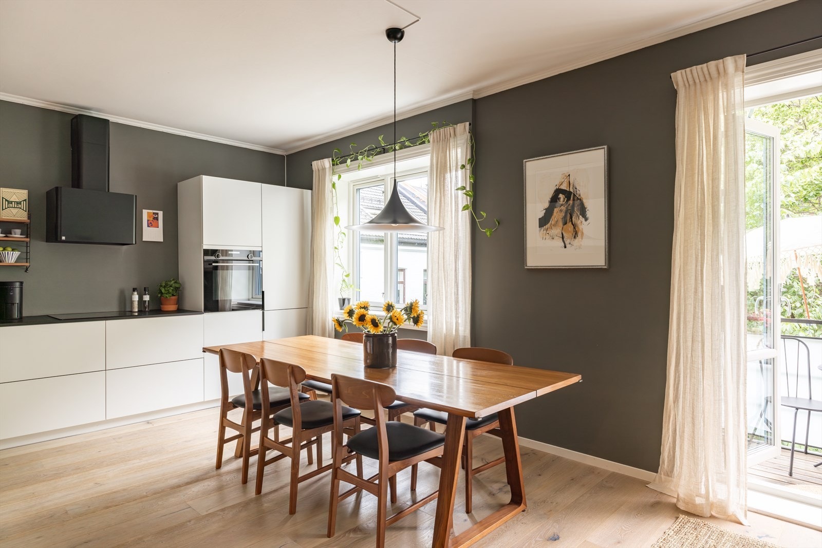 Den åpne planløsningen mellom kjøkken og stue gjør at spisestuen blir en naturlig og praktisk del av oppholdsrommet. Galleribilde