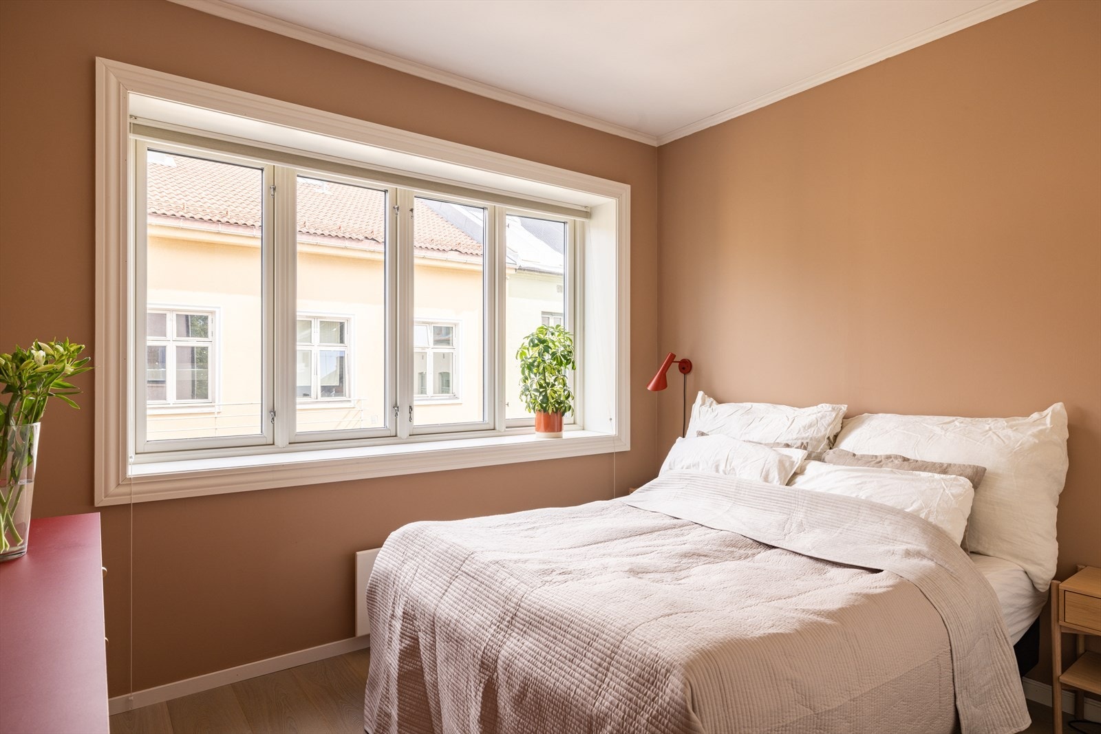 Hovedsoverommet er romslig og innbydende, med god plass til dobbeltseng og nattbord på begge sider. Begge soverom er utstyrt med plissegardiner fra Kjells markiser. Galleribilde