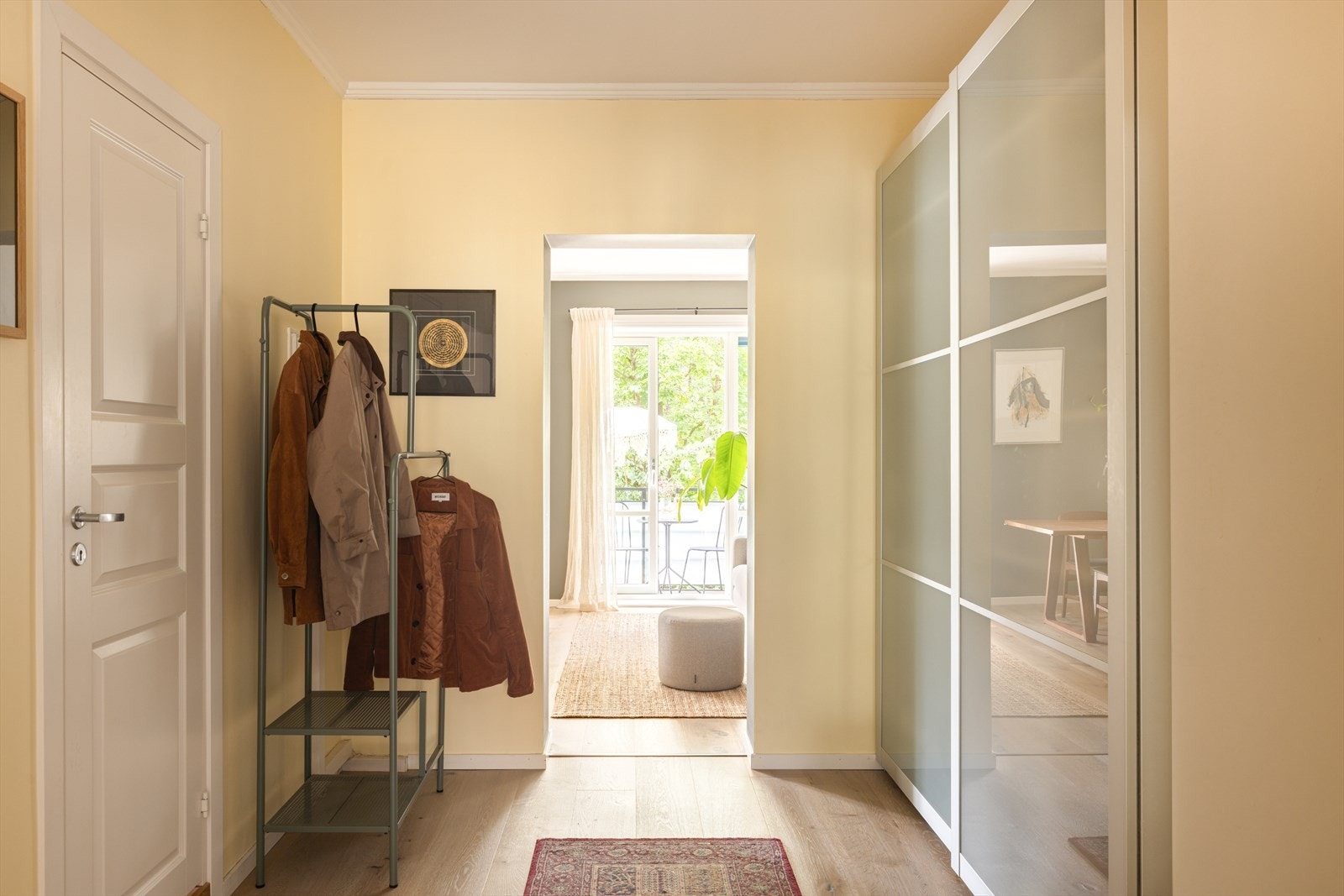 Velkommen inn! Romslig entré gir et lyst og godt førsteinntrykk av boligen. Galleribilde