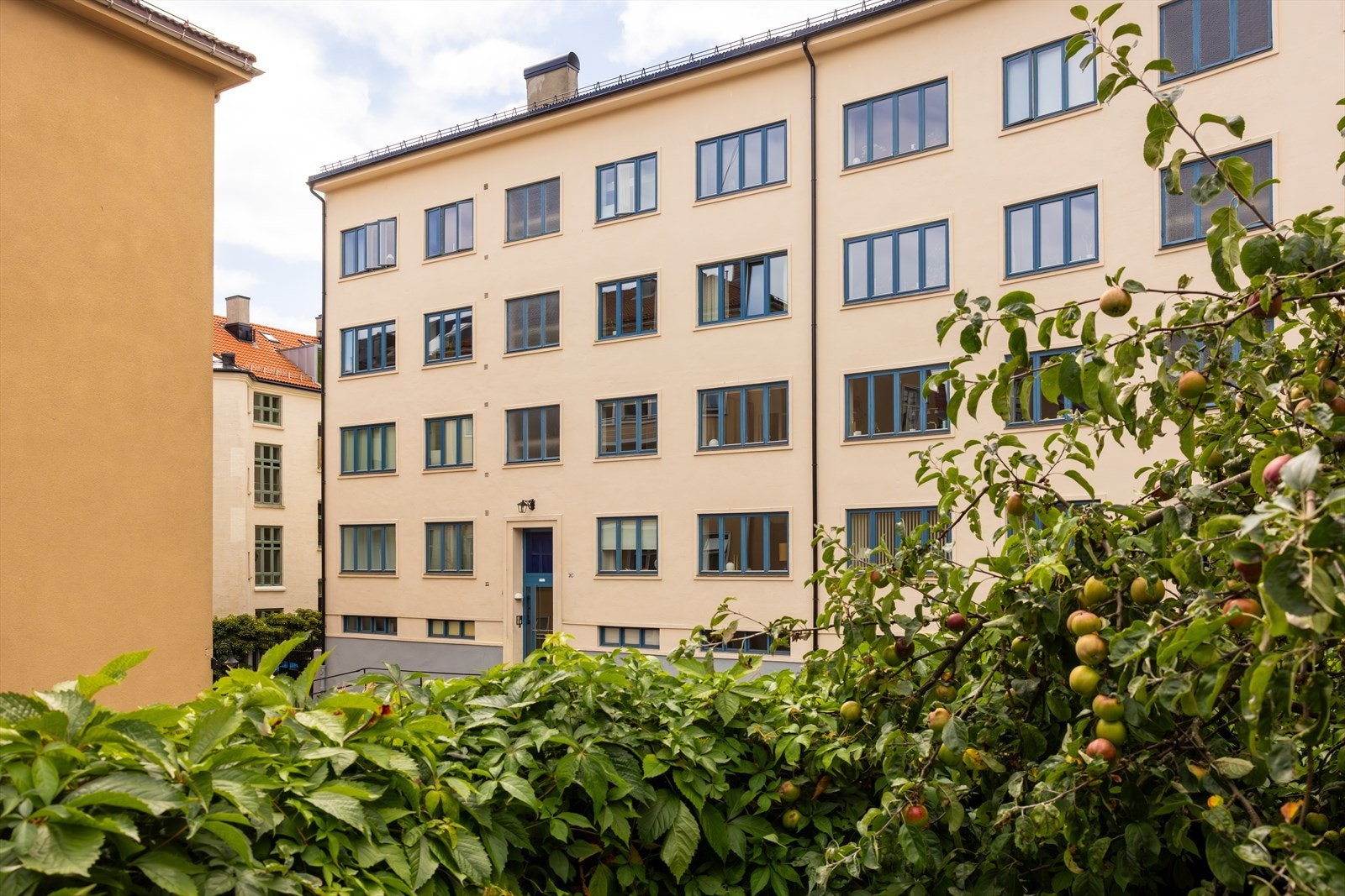 Boligen ligger i en ettertraktet funkisgård fra 1930-tallet, tegnet av arkitekt Sverre Aasland. Galleribilde