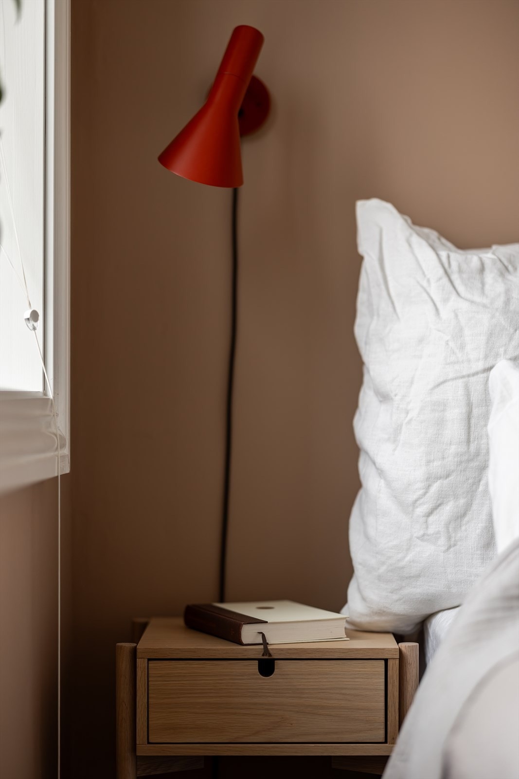 Veggene er malt i en moderne, dempet terrakottafarge som gir rommet et lunt og behagelig uttrykk. Galleribilde