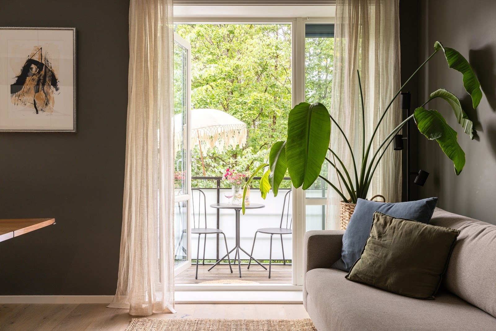 En lys og romslig 3-roms leilighet beliggende usjenert med begrenset innsyn, innerst i en rolig blindgate på populære St. Hanshaugen. Galleribilde