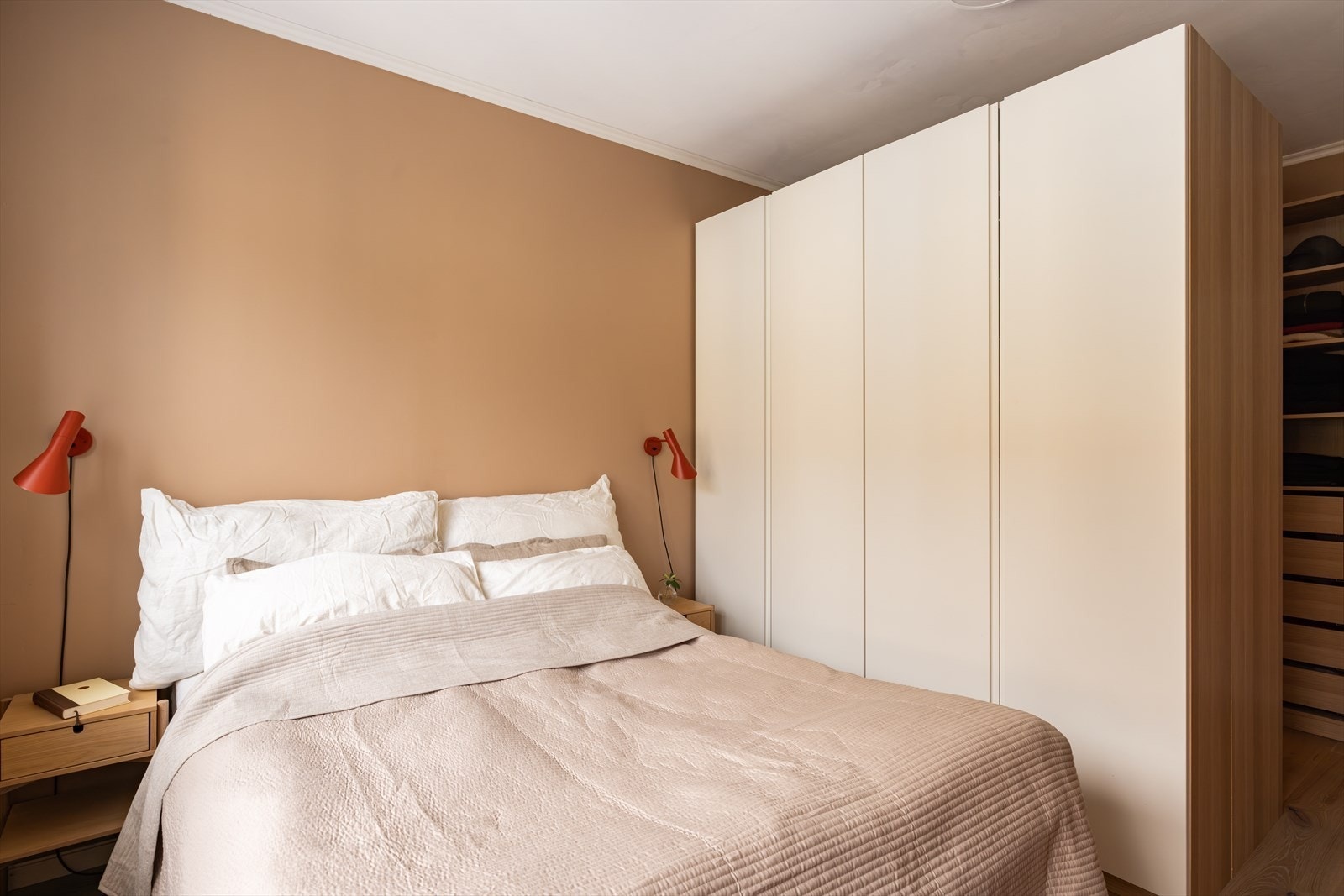 Soverommet byr på svært gode oppbevaringsmuligheter med garderobeløsning ved sengen. Galleribilde