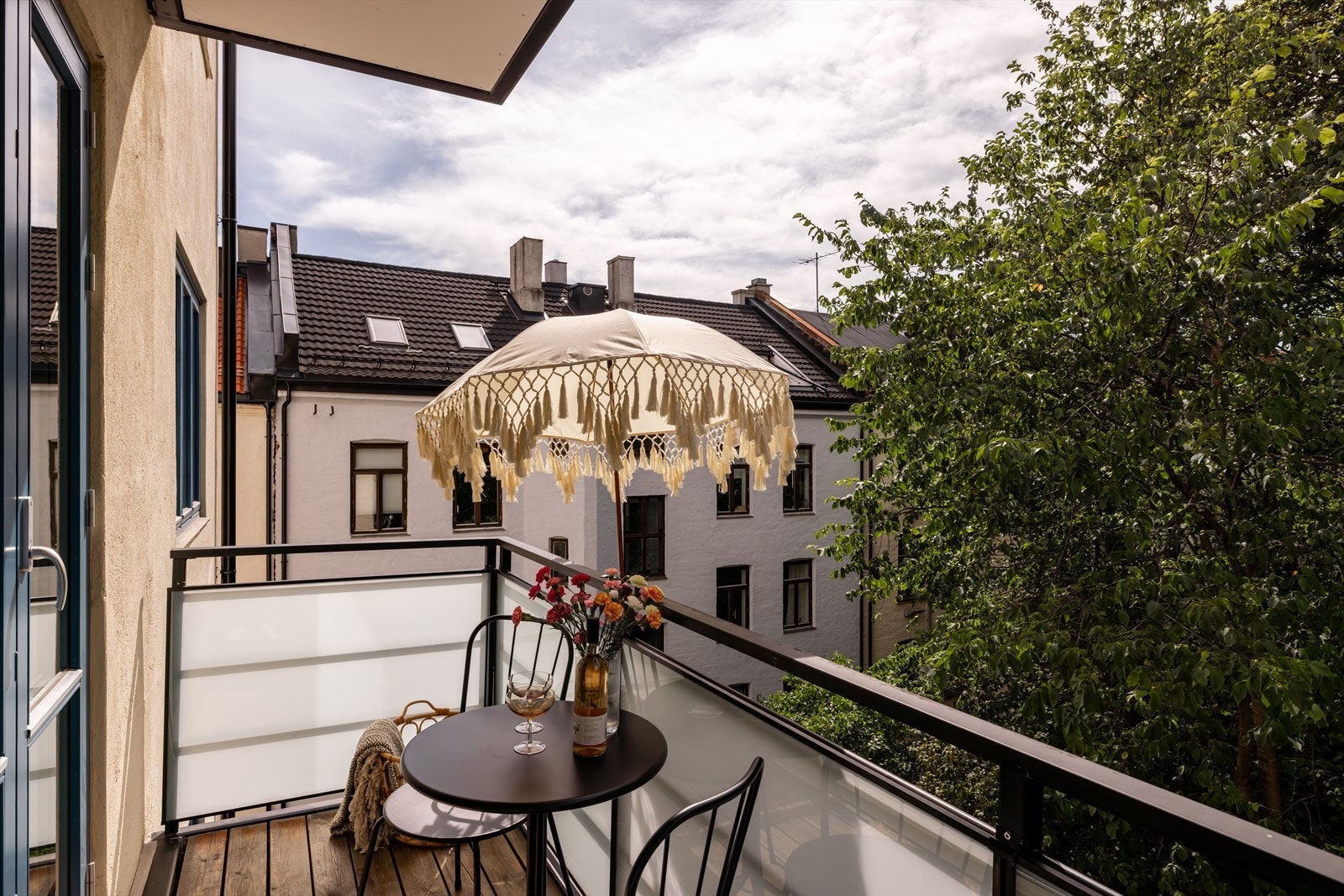 På balkongen har du svært gode solforhold med sol fra tidlig formiddag til sen ettermiddag på sommerstid. Galleribilde