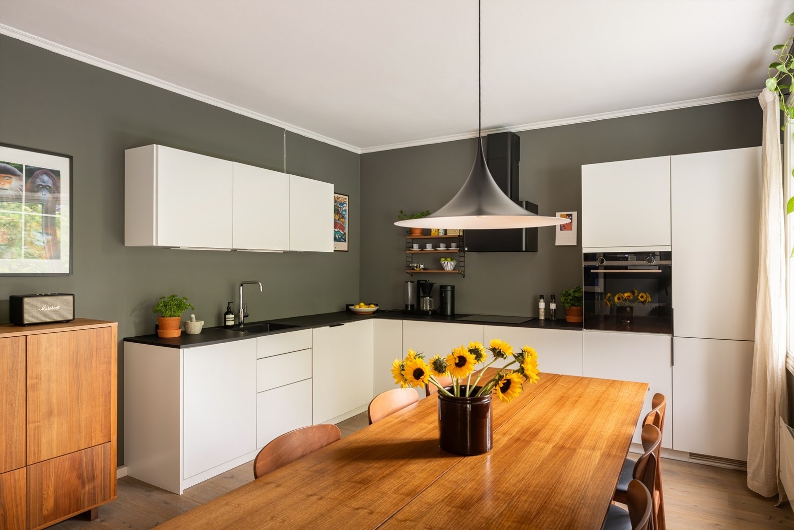 Kjøkkenet er gjennomtenkt og funksjonelt, med romslige arbeidsflater og gode oppbevaringsløsninger. Galleribilde