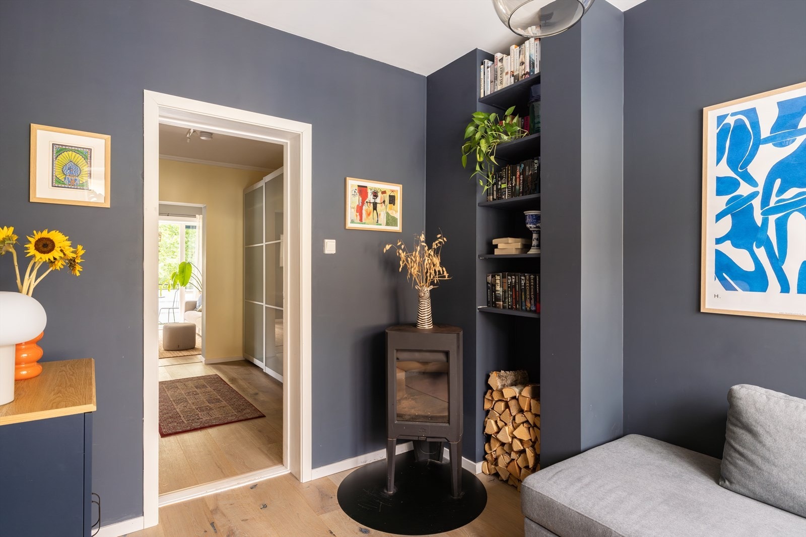 Her har du peisovn som gir både varme og en hyggelig atmosfære på kalde dager. Galleribilde