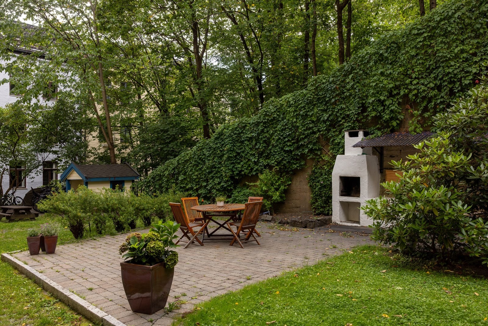 Dette er en ideell uteplass for varme sommerdager og hyggelige sosiale sammenkomster - alt fra sommerfester til den årlige julegrantenningen i regi av beboerne. Galleribilde