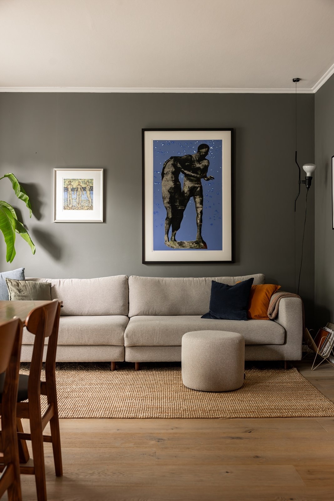 Kjøkkenstuen rommer god plass til stor sofa og tilhørende møblement. Galleribilde