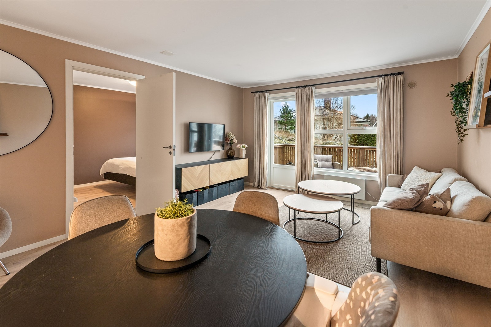 Stue med utgang til vestvendt balkong Galleribilde