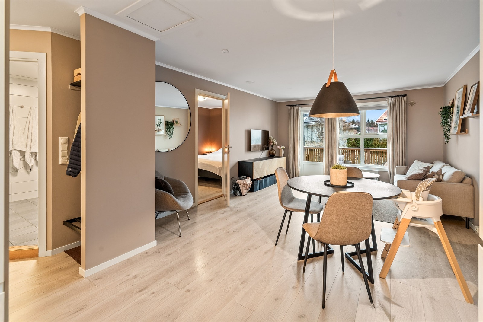 Stue med utgang til balkong mot vest. Fotograf: Maciej Krzysztof / Fotograf Magik Galleribilde