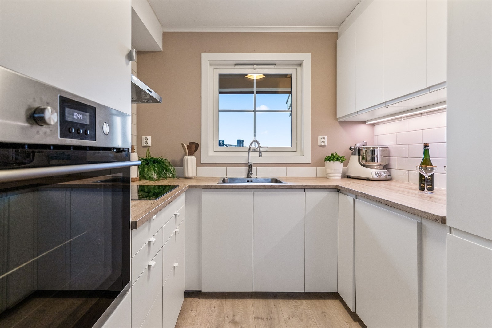 Kjøkken har flis over benker Galleribilde