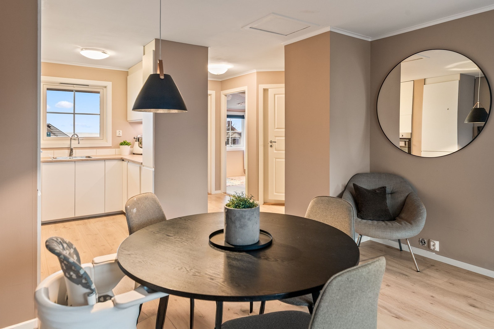 Stue med plass til både spisestue og salong Galleribilde