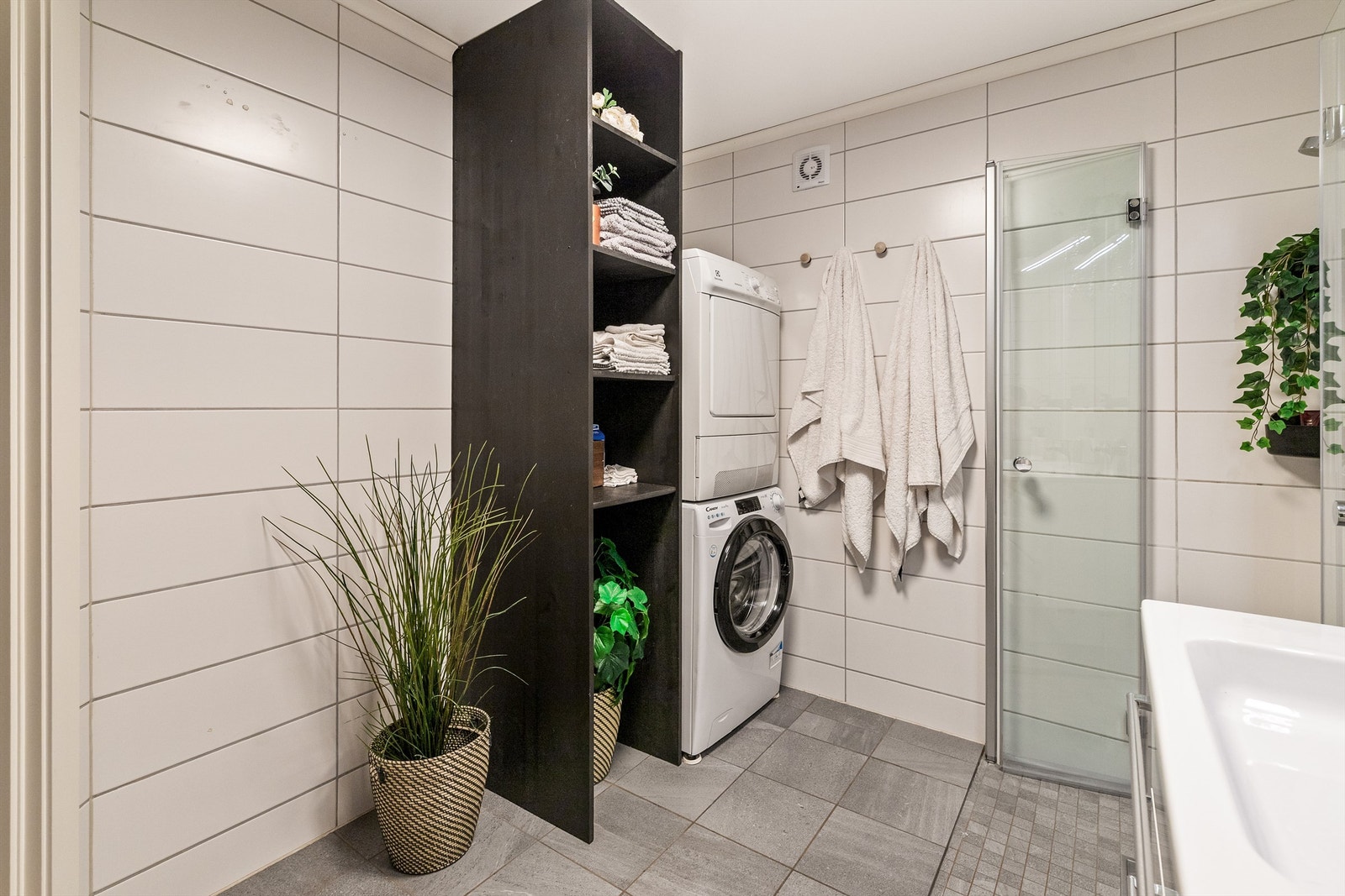 Bad-/vaskerom har funksjonell hylleinnredning Galleribilde