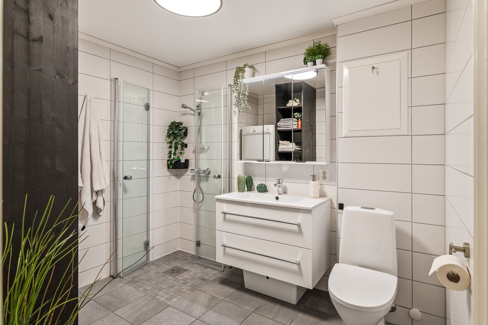 Bad-/vaskerom med pen skapinnredning Galleribilde