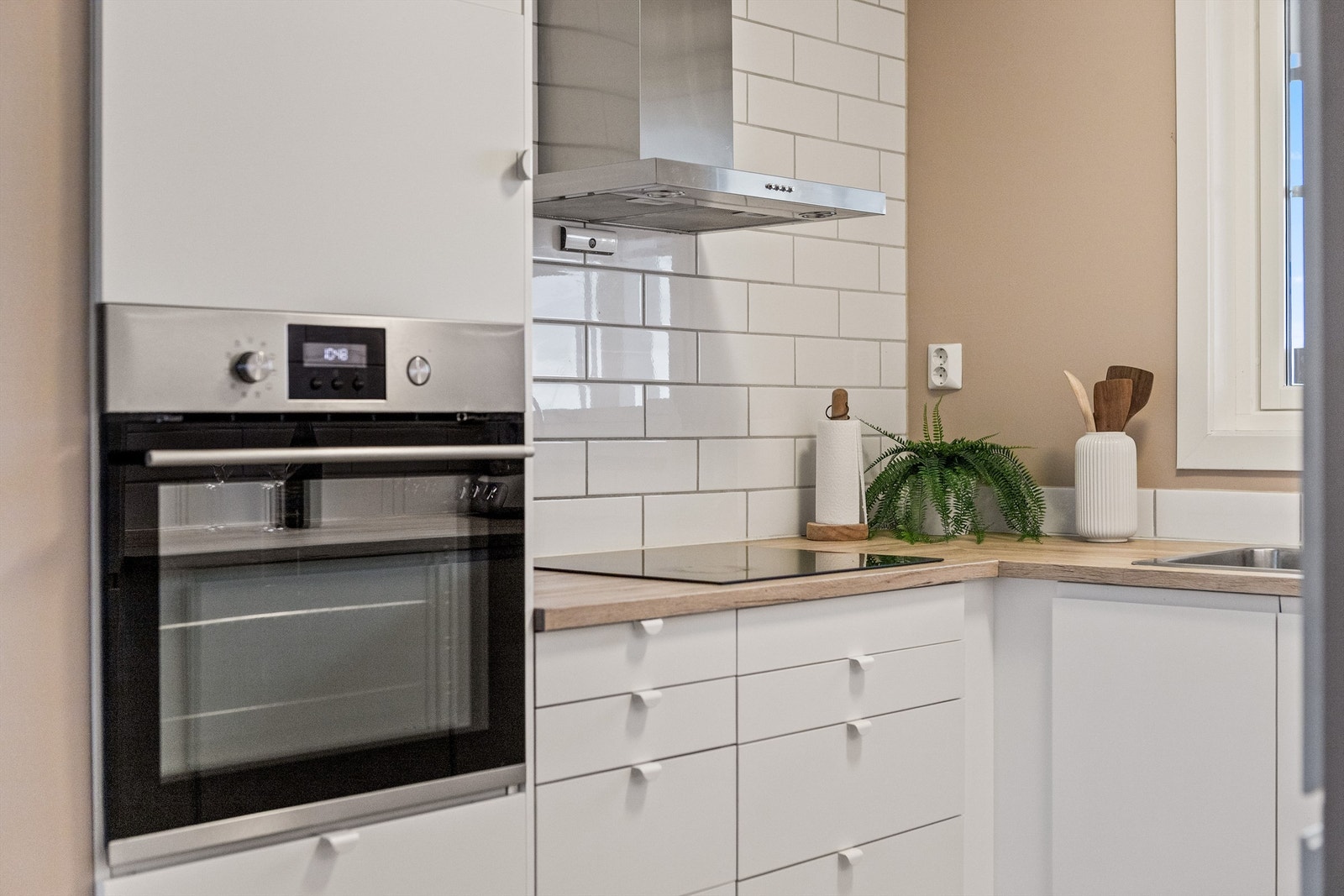 Funksjonelt kjøkken og vegghengt komfyr Galleribilde