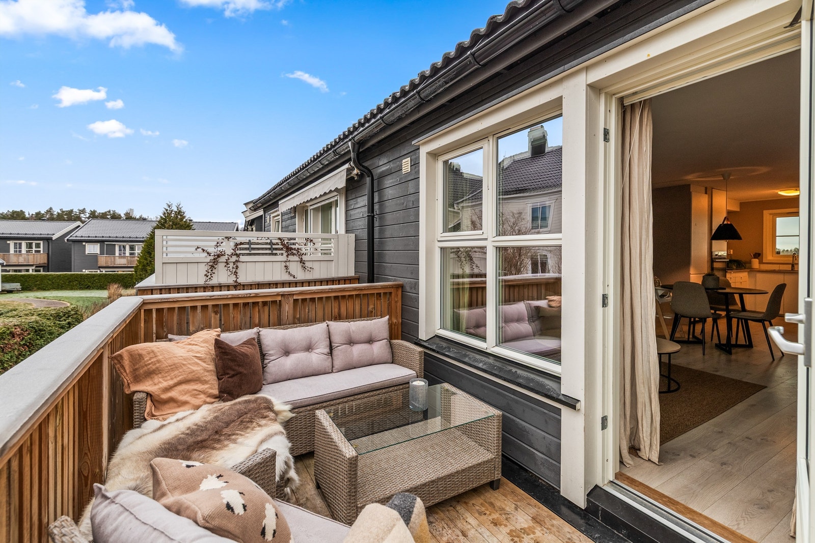 En fin uteplass på balkong mot vest med sen kveldssol Galleribilde