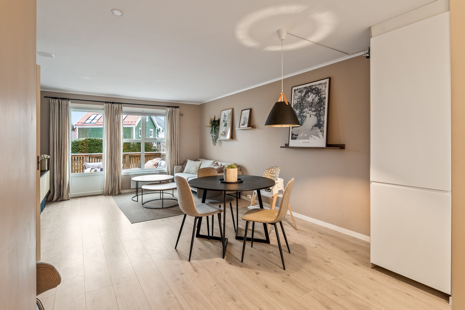 Pent og praktisk med laminat på gulver Galleribilde