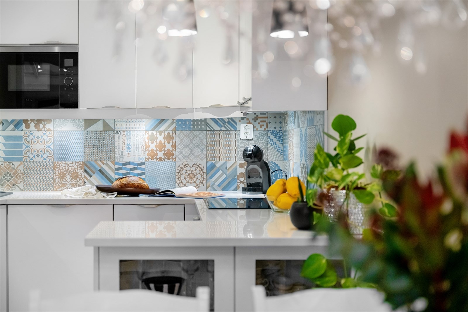 De tøffe mønstrede flisene mellom over-og underskap gir kjøkkenet et flott særpreg. Galleribilde