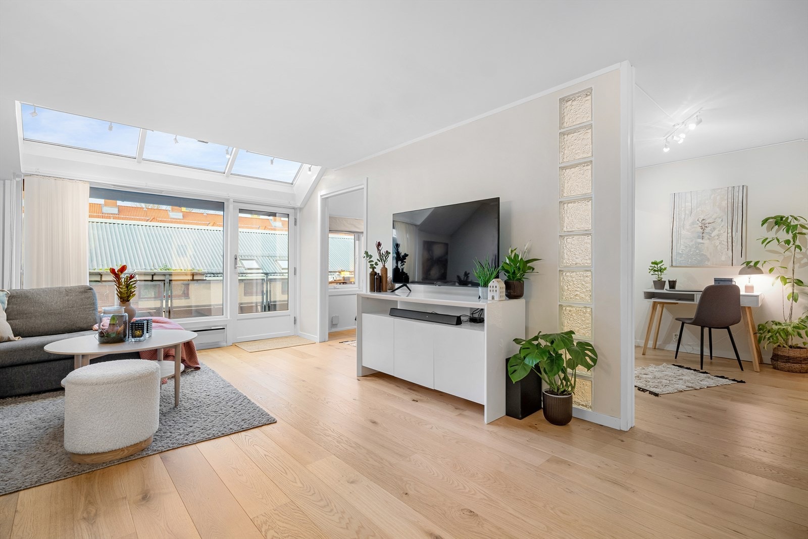 Fra stuen har du enkel tilgang til et stort og praktisk garderoberom / hjemmekontor. Galleribilde