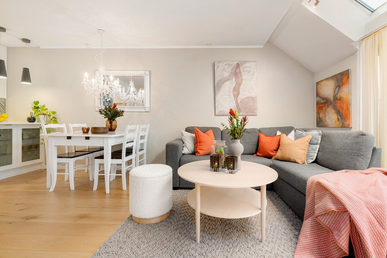 Det er god plass til en spisestue i tilknytning til kjøkkenet. Denne kan også forlenges ytterligere når du skal holde større selskap. Galleribilde