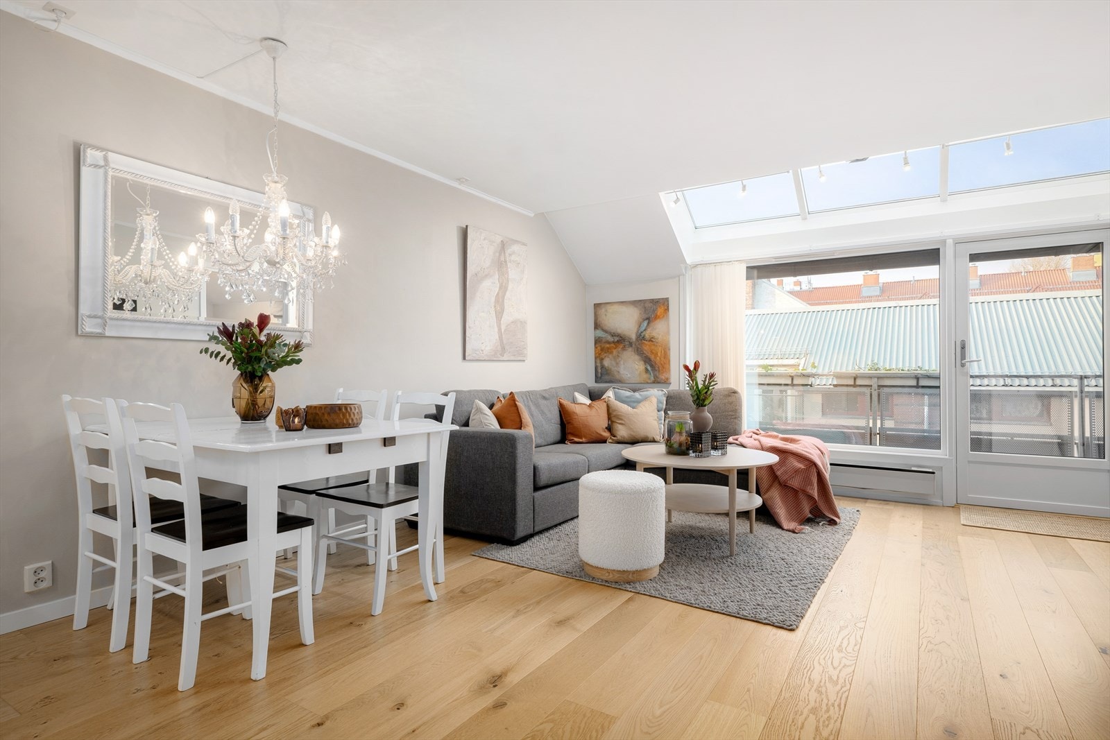 Mye naturlig lys og en utsikt til himmels er beskrivende for det flotte stuerommet. I disse harmoniske omgivelsene er det lett å føle seg hjemme. Galleribilde