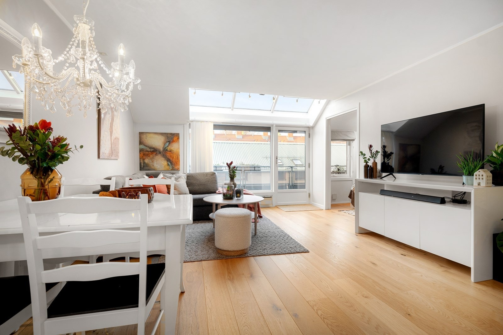 På motsatt side av sofagruppen kan en TV benk plasseres. Galleribilde