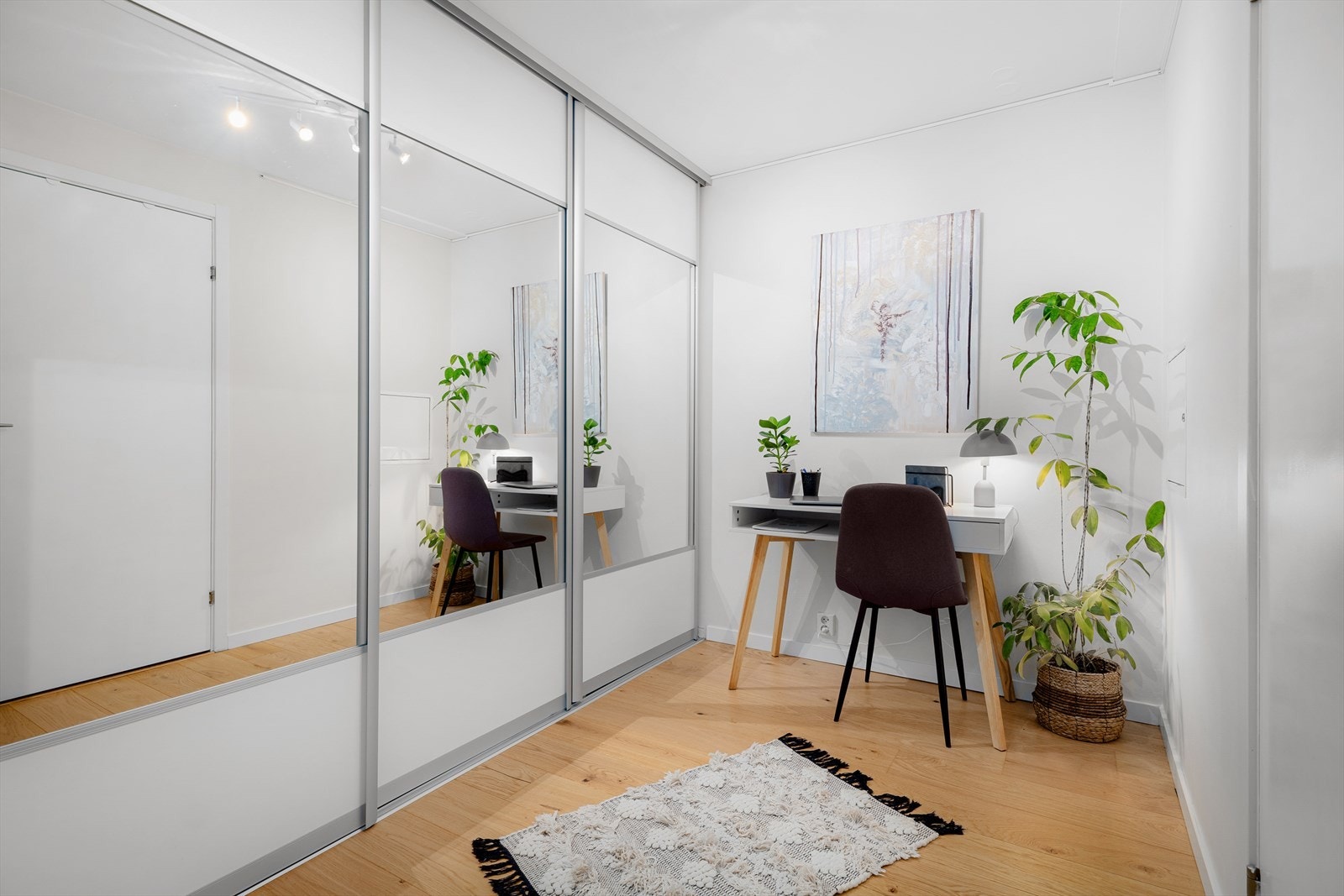 Her er det innstallert en skyvedørsgarderobe med rikelig oppbevaringsplass. Galleribilde